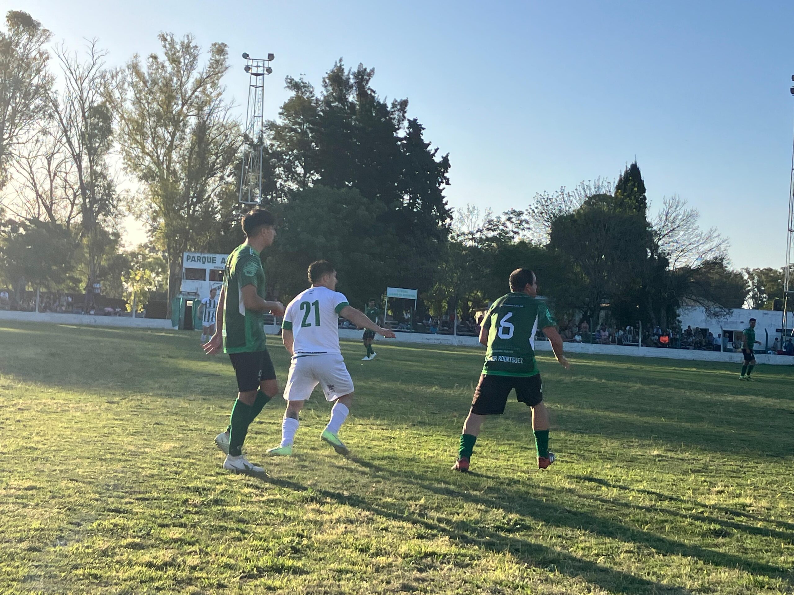 Laureles le ganó 3 a 2 a Fray Bentos. - MultiMedios Rincón